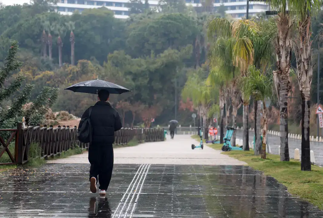 Antalya’da Yağış Etkili Oldu, Konyaaltı Sahili Boş Kaldı 5